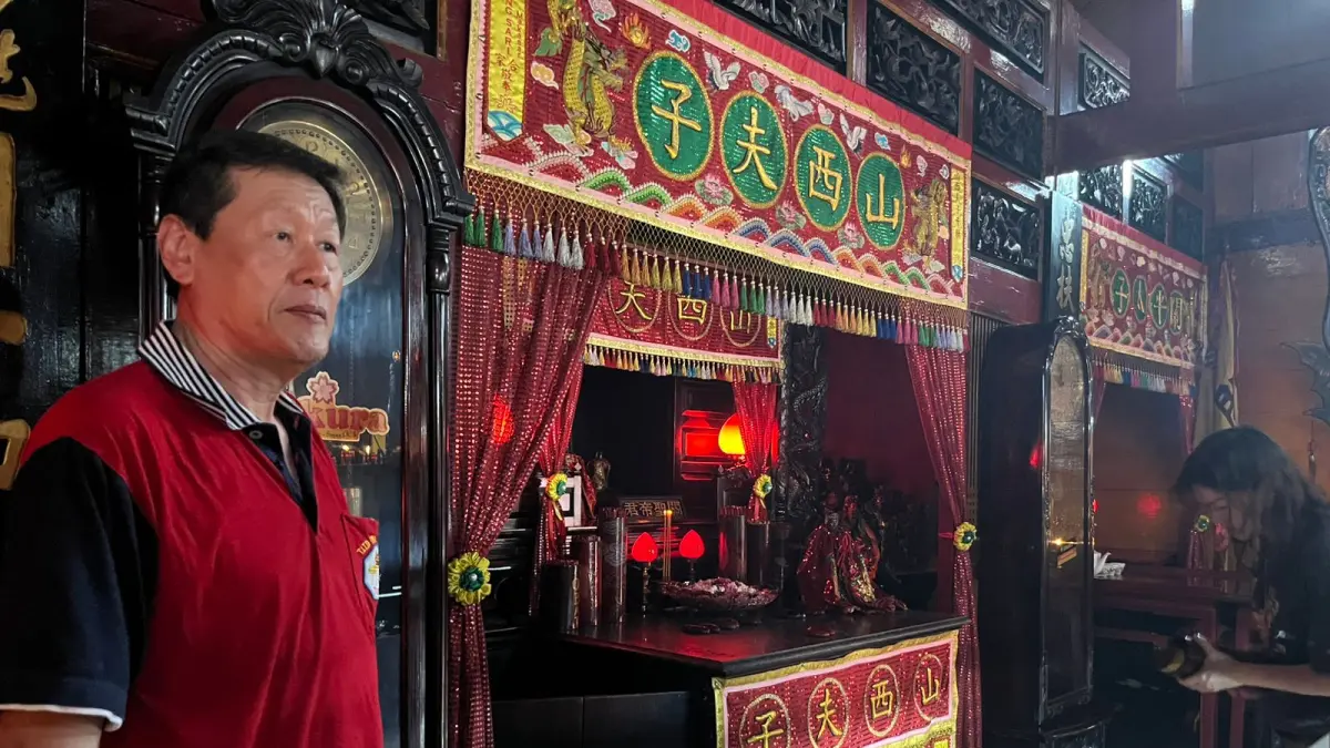 Pengelola TITD Kwan Sing Bio menunjukkan patung Dewa Kwan Kong di altar TITD Kwan Sing Bio Tuban kemarin (15/4). (SHAFA DINA HAYUNING MENTARI/ RADAR TUBAN)