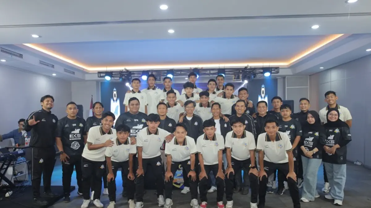 Skuad futsal Elano FC bersama jajaran pengurus berfoto bersama Kepala Disbudporapar Tuban dan Ketua KONI Tuban ketika menggelar launching tim di Hotel Front One Tuban, Selasa malam (14/4). (ELANO FC UNTUK RADAR TUBAN)