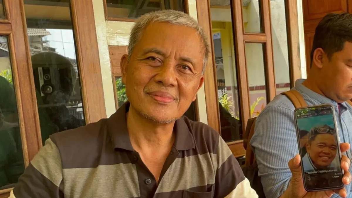 Arifin, ketua RT 04/RW 01 Kelurahan Baturetno, Kecamatan Tuban menunjukkan foto Capt Marindra Wibowo di kediamannya.