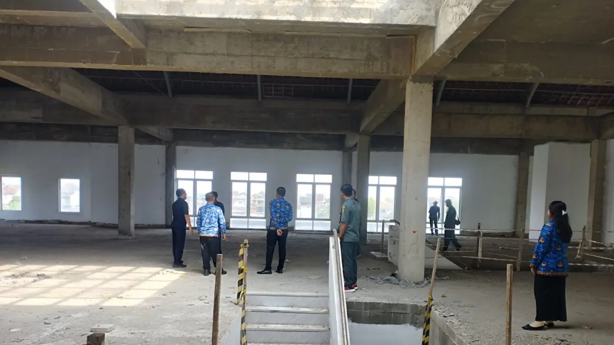 Gedung baru PN Tuban yang dibiarkan mangkrak cukup lama, kepastian nasibnya masih digantung oleh Pemkab Tuban. (ANDREYAN/RADAR TUBAN)