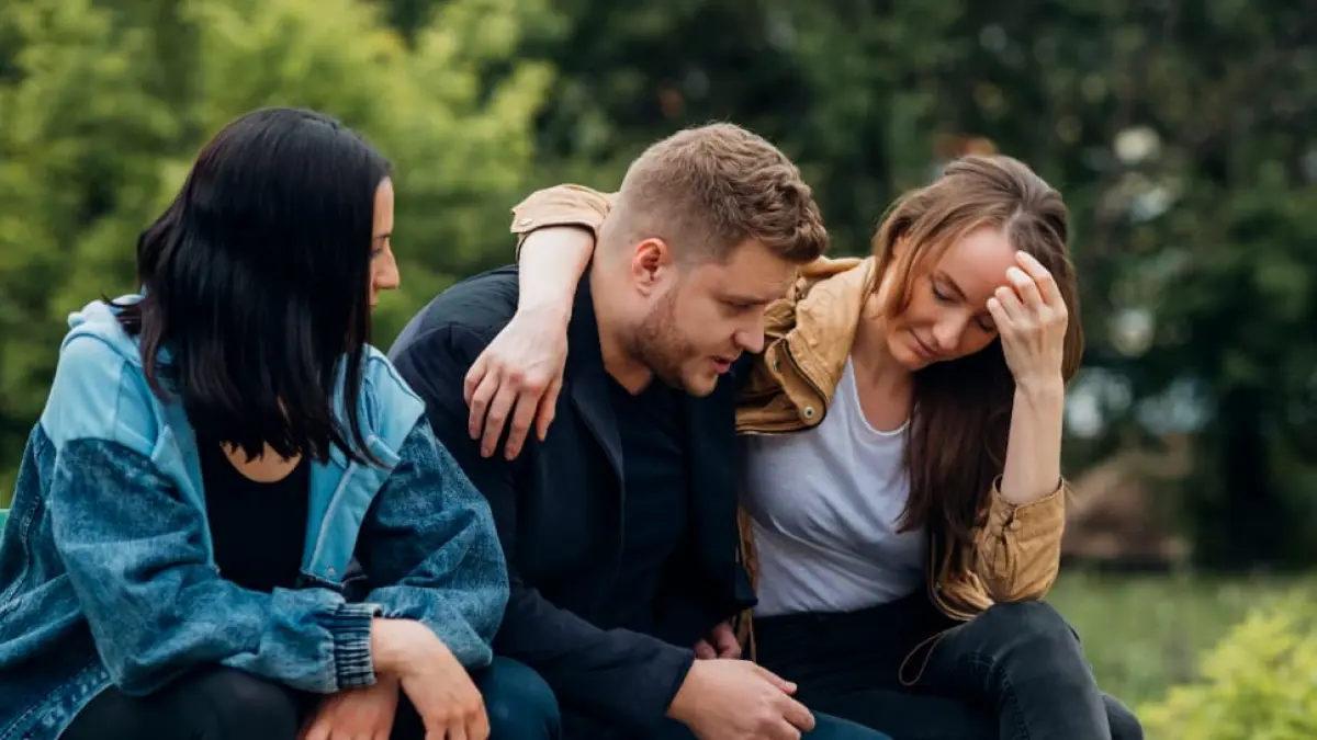 Ilustrasi orang yang sedang &nbsp; curhat dengan temanya. (FREEPIK)