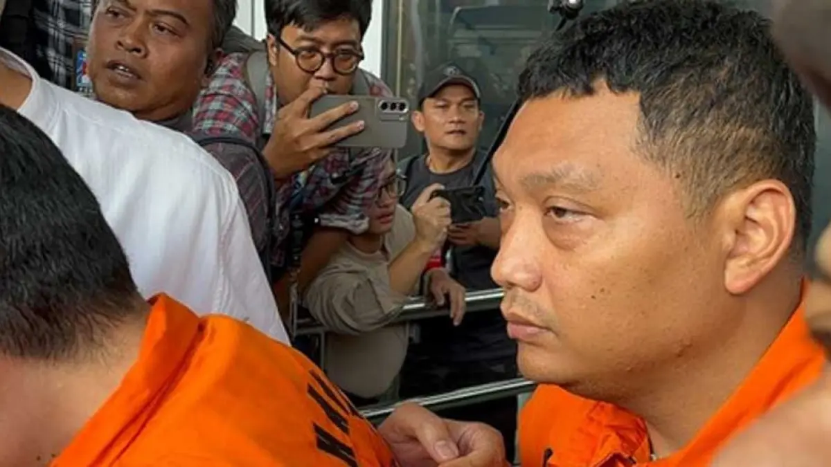 Irvian Bobby Mahendro (kanan) saat berjalan menuju mobil tahanan di Gedung Merah Putih KPK, Jakarta. (Istimewa)