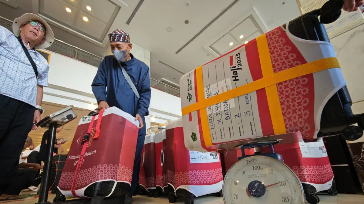 Jemaah haji Indonesia menimbang koper bagasi mereka. (Jawapos.com)