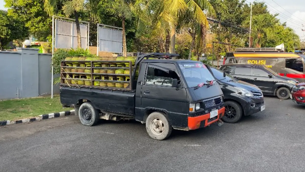 Mobil pengangkut 216 tabung LPG ukuran 3 kg dari wilayah Kabupaten Lamongan yang hendak diedarkan di Kabupaten Tuban sempat diamankan Satreskrim Polres Tuban, Rabu (15/4). (RADAR TUBAN)