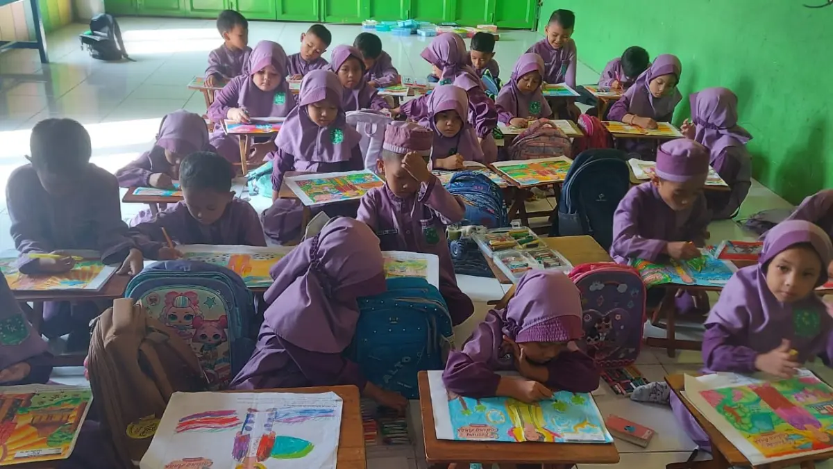 Siswa-siswa TK di Kecamatan Rengel menggoreskan krayon pada lembar materi Coding untuk Anak TK kemarin (16/4). (IGTKI KECAMATAN RENGEL UNTUK RADAR TUBAN)