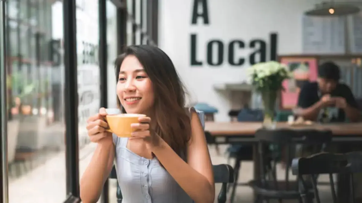 Ilustrasi seseorang yang menyukai kopi hitam tanpa gula. (Freepik/Tirachardz)