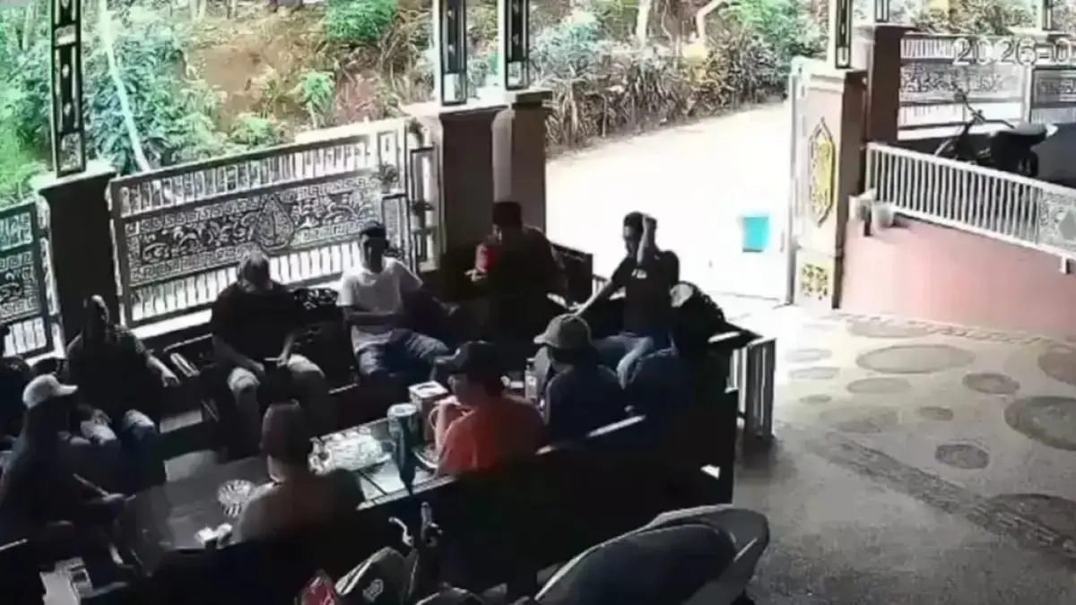 Kades Pakel Lumajang Dikeroyok dan di bacok di rumahnya, dikira hendak bertamu. (Jawapos.com)