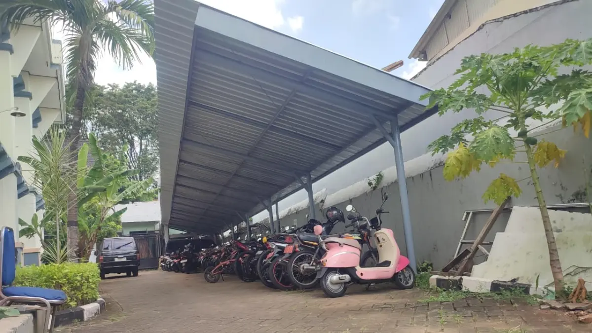 Di tengah kebijakan hemat energi, kondisi area parkir kantor Disdik Tuban tampak berjejer sepeda ontel, sepeda listrik, dan sepeda motor milik ASN kemarin (17/4). (ANDREYAN/RADAR TUBAN)