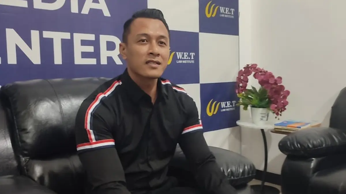 Kuasa hukum pengelola TITD Kwan Sing Bio Tuban Nang Engki Anom Suseno menggelar konferensi pers di kantornya, Kamis (16/4) malam. (ANDREYAN/RADAR TUBAN)