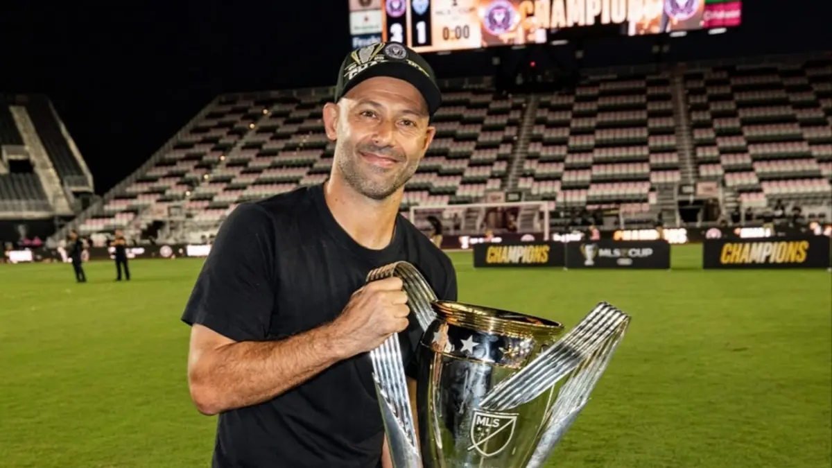 Mantan pelatih Inter Miami, Javier Mascherano, saat membawa trofi MLS Cup. (Instagram/intermiamifc)