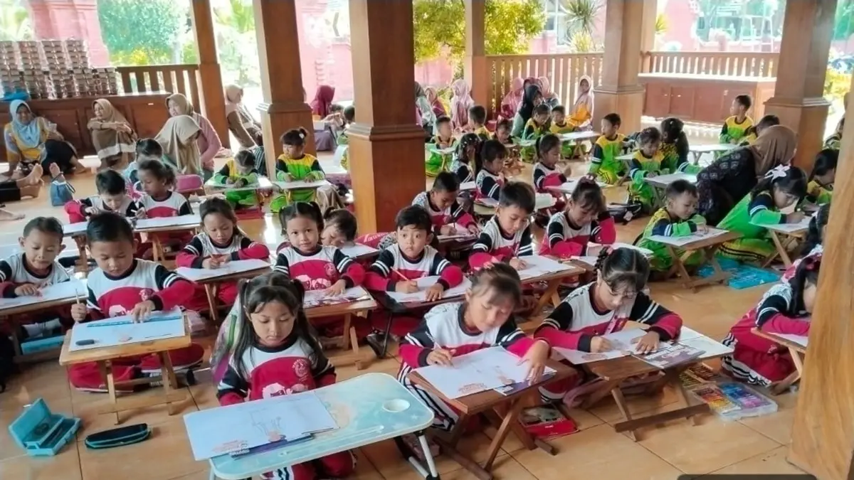 Peserta dari Kecamatan Montong fokus menggoreskan warna pada materi coding. (IGTK KECAMATAN MONTONG UNTUK RADAR TUBAN)