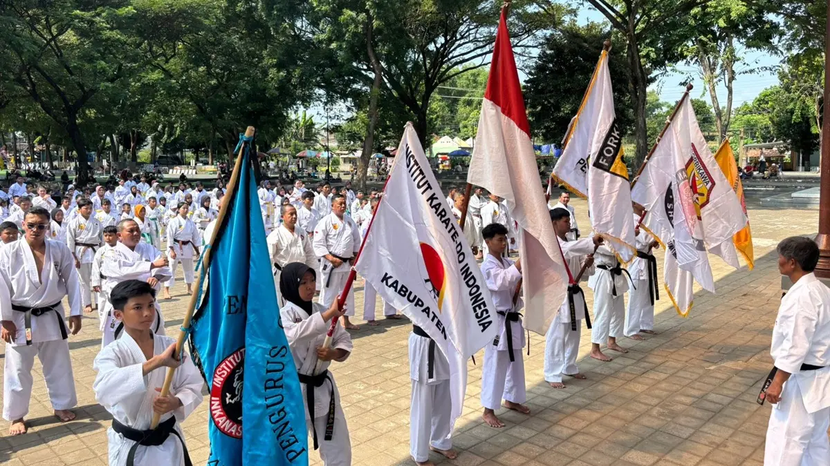 FORKI Tuban bersama 250 karateka menyuarakan penolakan terhadap kebijakan pencoretan karate dari DBON. (YUDHA SATRIA ADITAMA/RADAR TUBAN)