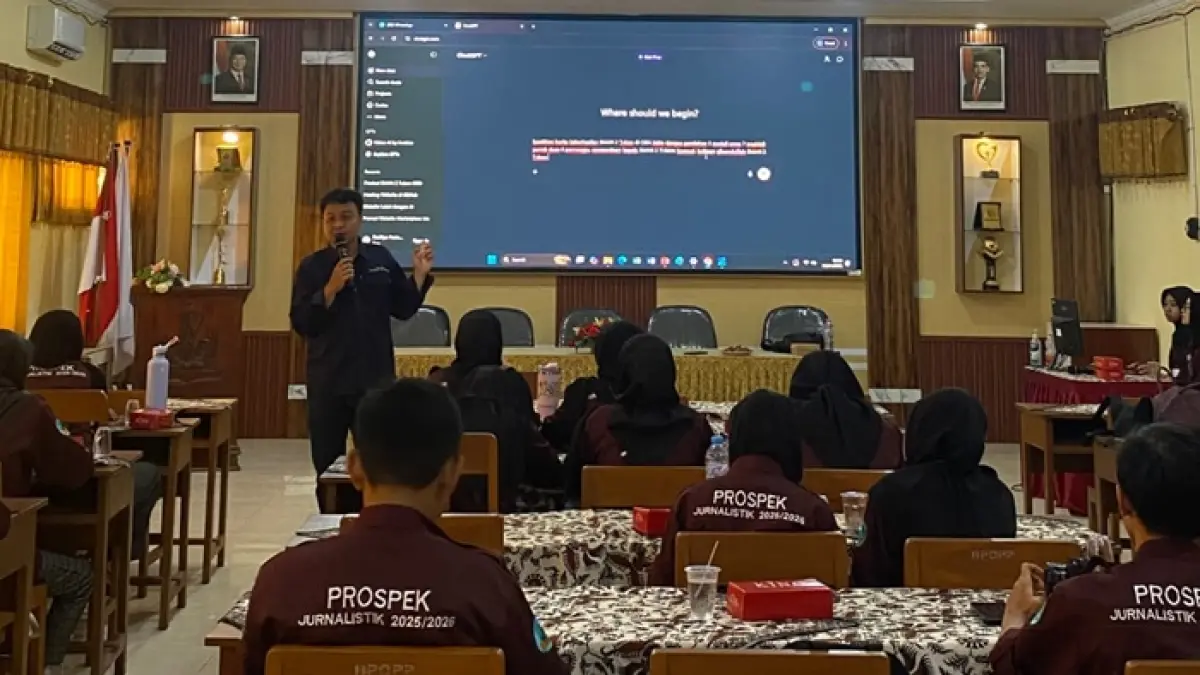 Pelatihan jurnalistik di SMAN 2 Tuban membahas pemanfaatan ChatGPT, social media monitoring, dan etika jurnalistik. (Lailatul Khusna Febriyanti/MG/Radar Tuban)
