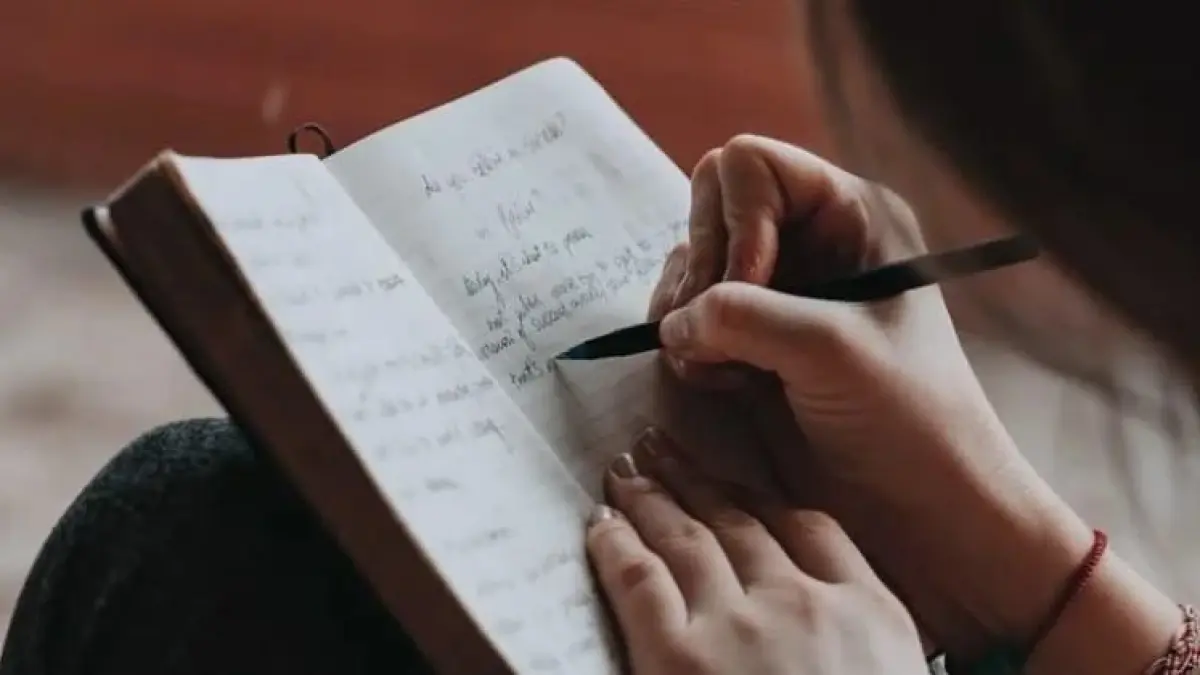 Aktifitas journaling atau menuliskan segala ungkapan perasaan yang dirasakan setiap hari, bisa menjaga mental lebih sehat. (Pinterest.com)