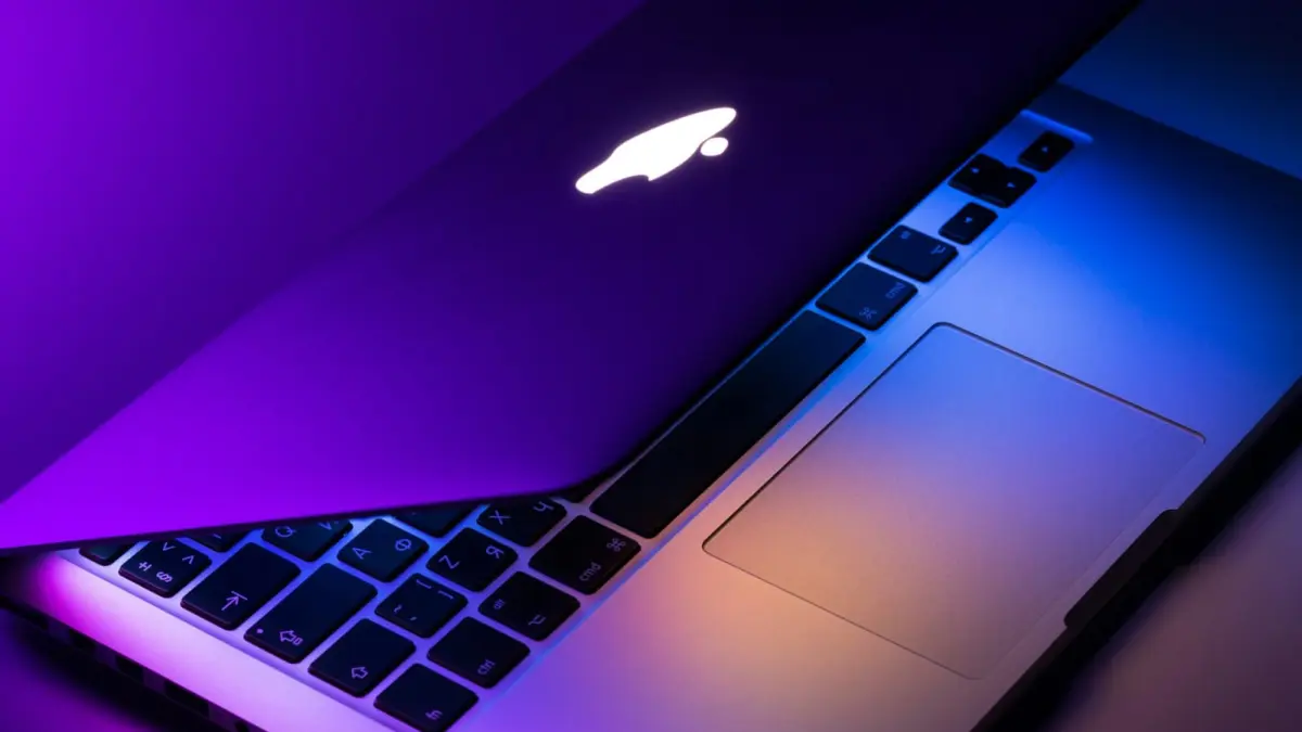 Perilisan MacBook dan Mac Studio terancam mundur dari jadwal semula. (Dmitry Chernyshov/Unsplash)