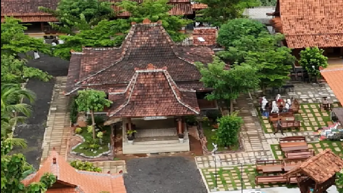 Rumah makan Omah Pepeg sajikan sate, gule, dan masakan tradisional warisan keluarga di Tuban. (RADAR TUBAN)