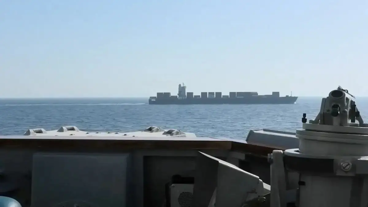 Pada Senin (204) waktu setempat, kapal perusak rudal berpemandu Angkatan Laut AS USS Spruance memblokir kapal dagang Iran Touska di Laut Arab. (Reuters-Yonhap)