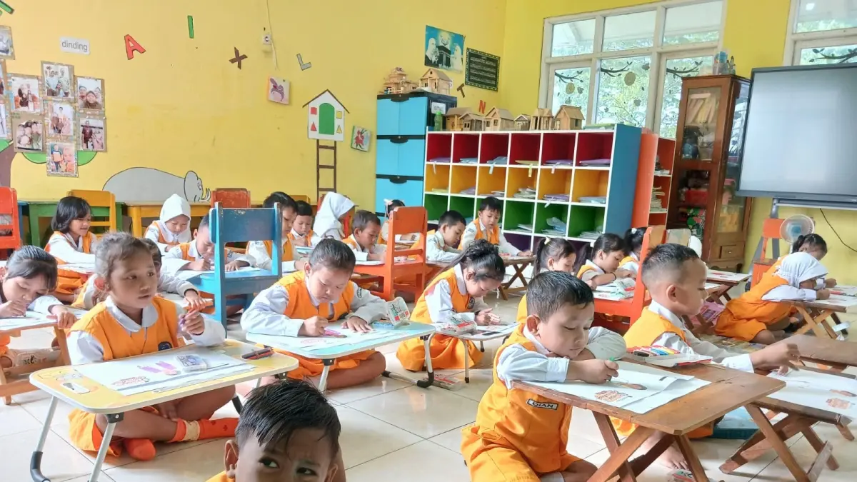 Siswa TK Adhiyaksa Kecamatan Tuban tampak asyik menyelesaikan lembar soal coding di halaman sekolahnya.&nbsp;(RADAR TUBAN)