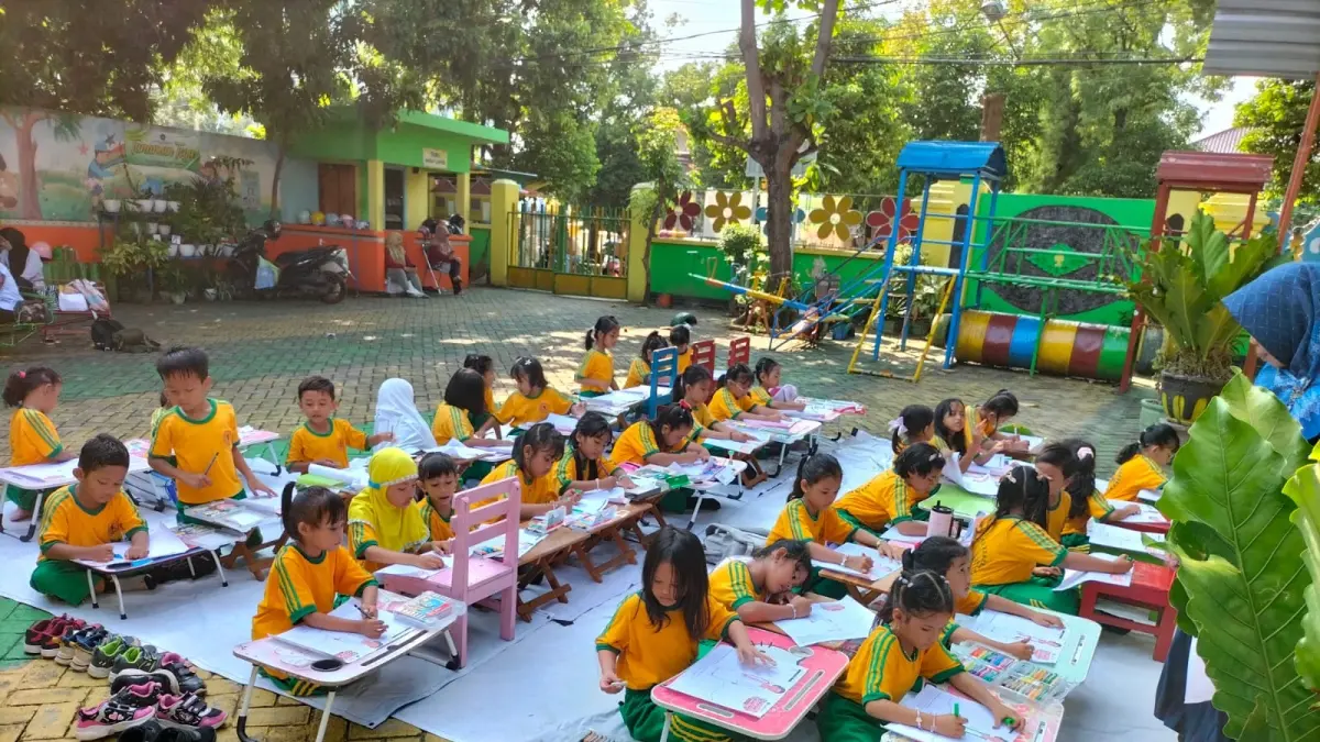 Siswa TK di Kecamatan Tambakboyo menyelesaikan gambar dengan teliti dalam babak penyisihan.&nbsp;(RADAR TUBAN)