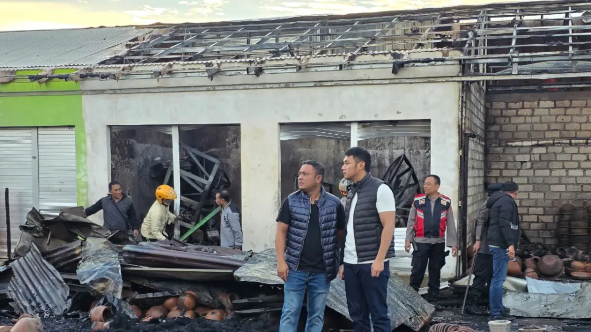 Bupati Tuban Aditya Halindra Faridzky patau lokasi paska kebakaran di Pasar Baru Tuban. (ADIB TURMUDZKI/RADAR TUBAN)