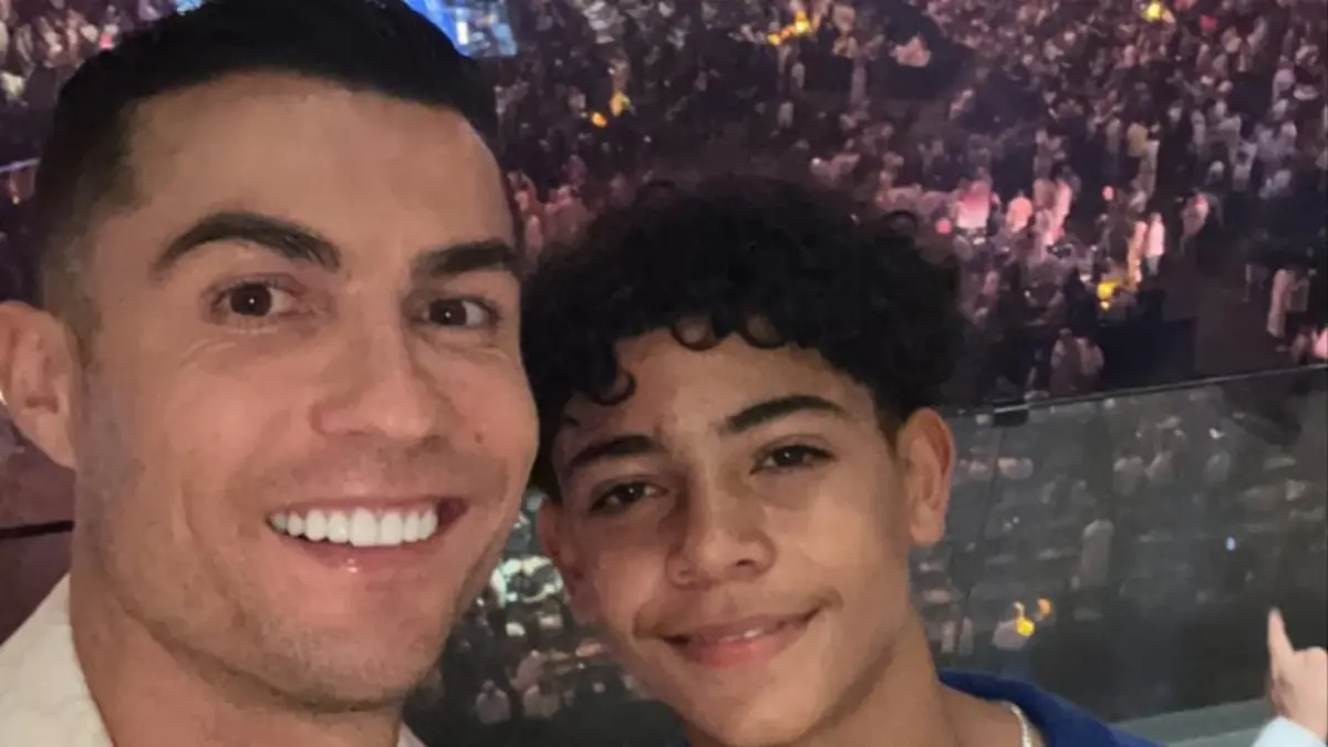 Cristiano Ronaldo saat berpose bersama sang anak. (Instagram/Cristiano)