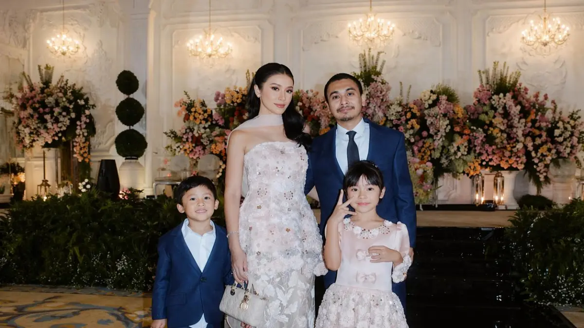 foto keluarga anissa dan raditya. (instagram.com/instagram @anissaaziza)