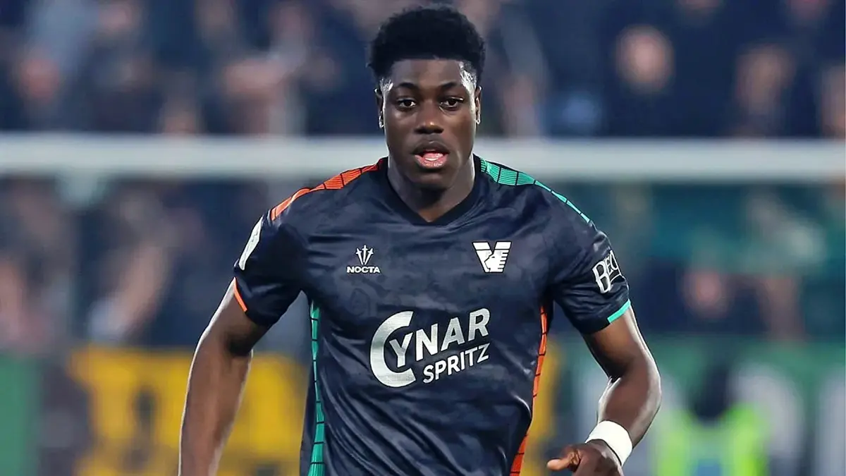 Gelandang Issa Doumbia menolak pendekatan Besiktas yang ingin membawanya ke Turki. (Liga Champions.com)