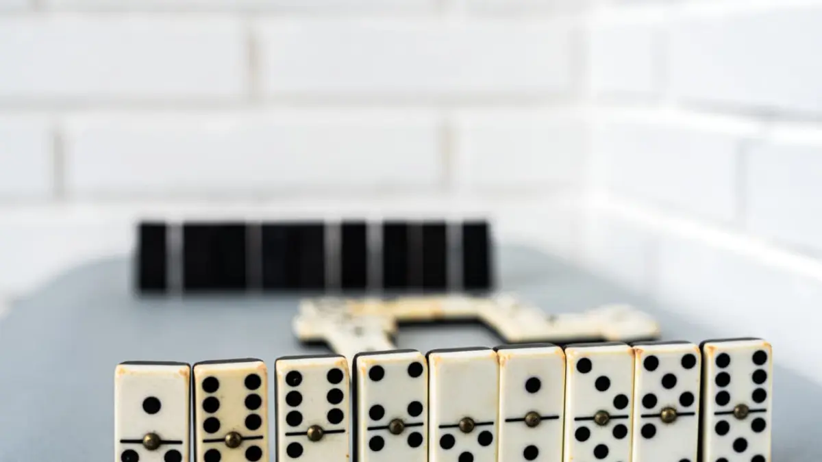 Ilustrasi domino  (freepik.com/hellodavidperucha)