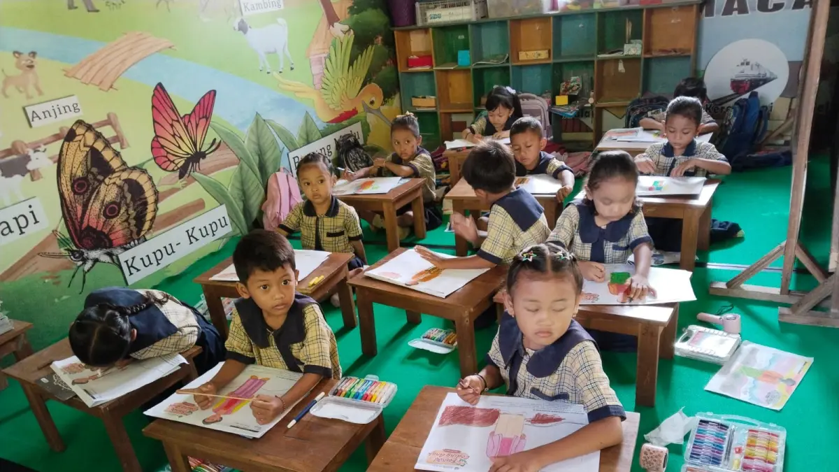Jemari mungil peserta saat menyelesaikan tantangan pola gambar RA Kartini di Kecamatan Singgahan.&nbsp;(RADAR TUBAN)