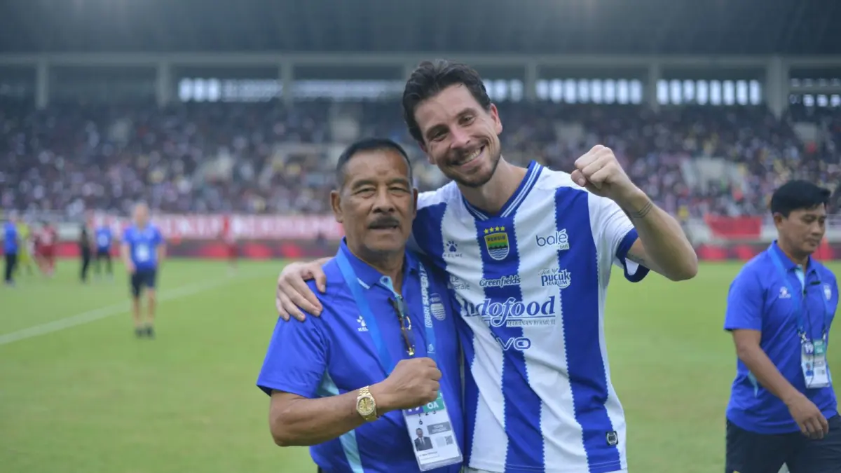 Manajer Persib, Umuh Muchtar, saat berpose bersama sang pemain, Thom Haye. (Dok. Persib)