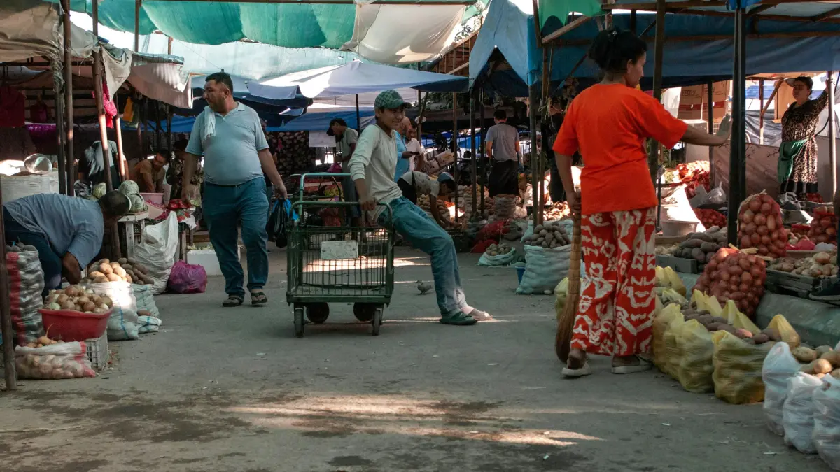 Penurunan daya beli kelas menengah diprediksi akan berdampak domino pada pelaku usaha lain. ( Unsplash / Dasha Novikova)