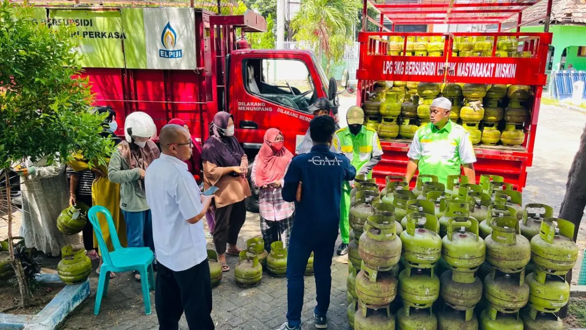 Pertamina Patra Niaga memastikan pasokan LPG aman dengan operasi pasar di Probolinggo. (Dok. Pertamina)