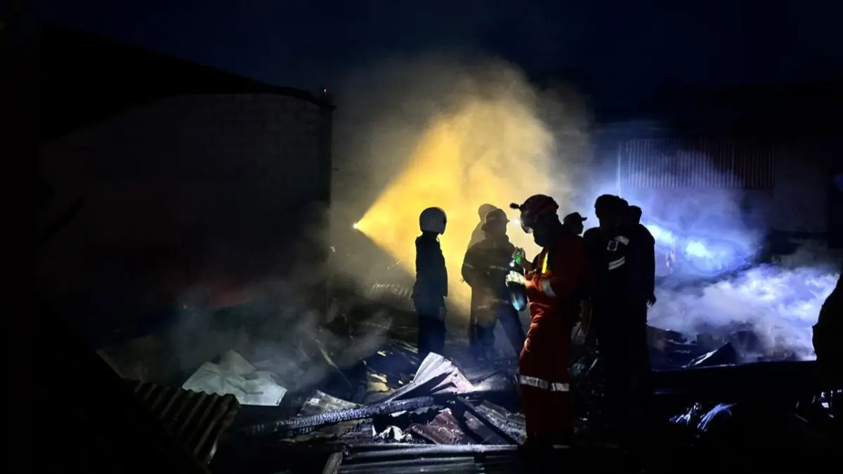 Petugas Damkar saat menjikkan api yang cepat membesar di area gerabah Pasar Baru Tuban, Kamis (23/4) dini hari. (ADIB TURMUDZI/RADAR TUBAN)