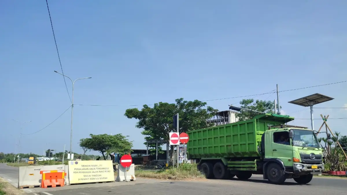 Simpang lima SMPN 4 Tuban jadi titik paling rawan pelanggaran kendaraan menerobos arus jalur ring-road, Selasa (21/4). (ANDREYAN/RADAR TUBAN)