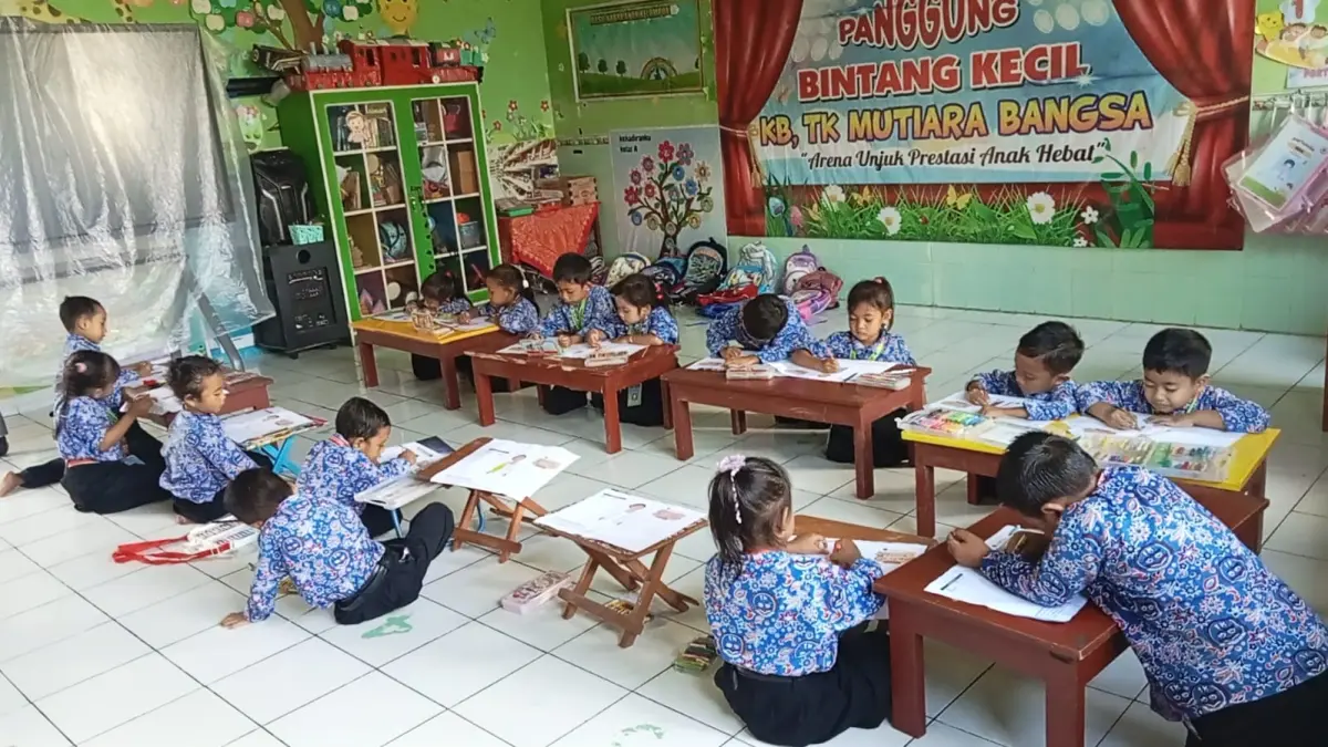  Siswa TK di Kecamatan Grabagan diajak menciptakan karya secara mandiri.&nbsp; (RADAR TUBAN)