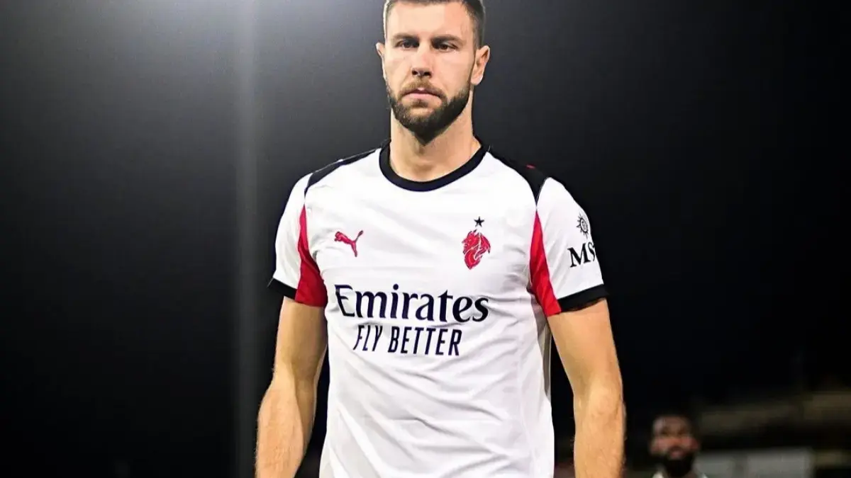 Strahinja Pavlovic menyatakan ingin bertahan lama di AC Milan. (Jawapos.com)