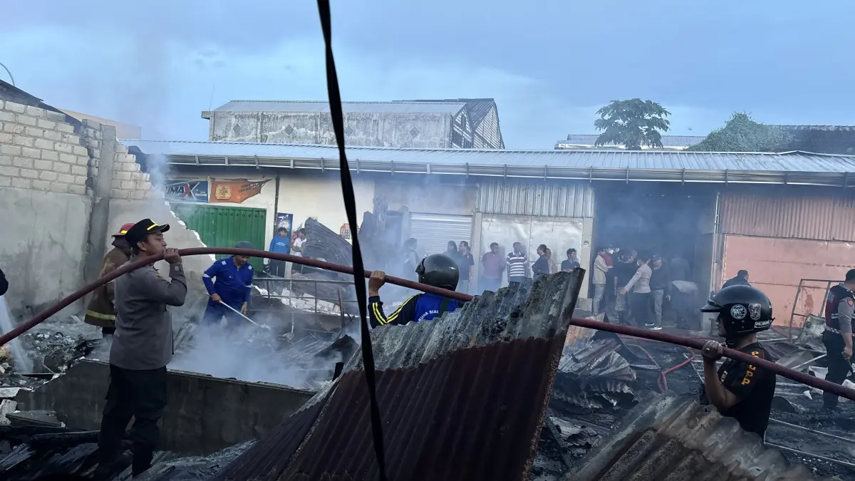 Tiga hari pasca kebakaran, polisi belum pastikan penyebabnya, CCTV dan saksi masih didalami. (M. MAHFUDZ MUNTAHA/RADAR TUBAN)