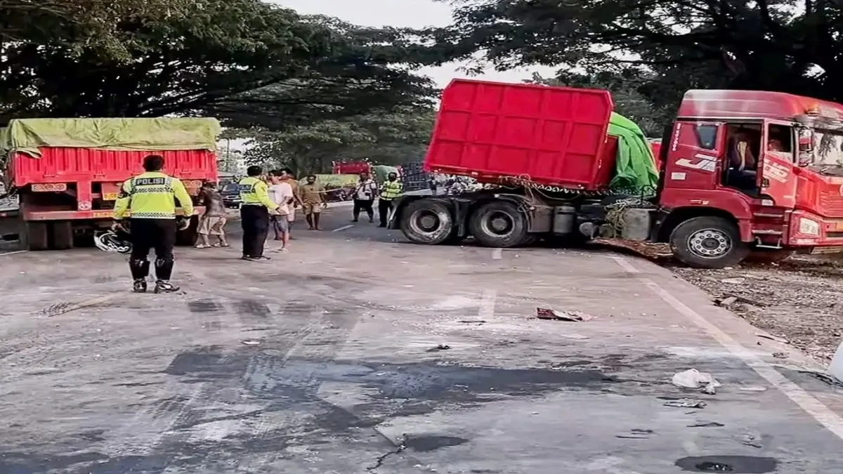 Akibat adanya insiden truk terperosok, Jalan Tuban-Widang macet belasan kilometer. Kemacetan mengekor panjang sampai di wilayah jembatan cincin, Kecamatan Widang, kemarin (24/4). (ANDREYAN/ RADAR TUBAN)