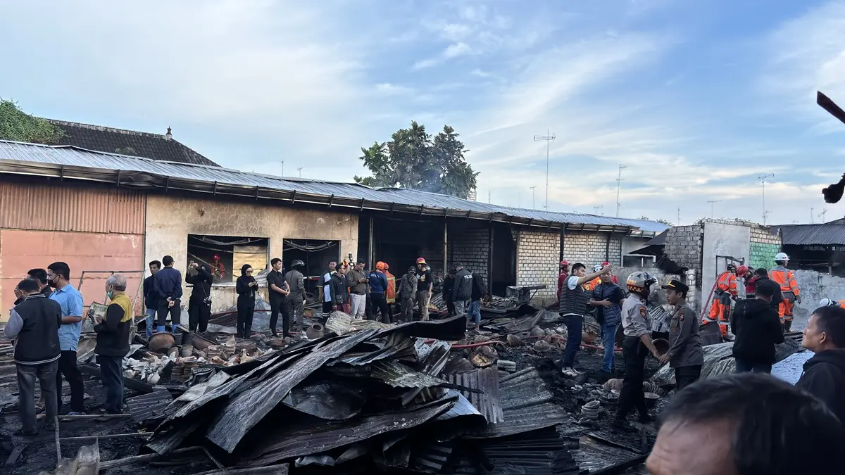 Lapak pedagang Pasar Baru Tuban rata dengan tanah setelah terbakar pada Kamis (23/4) lalu. (ADIB TURMUDZI/RADAR TUBAN)