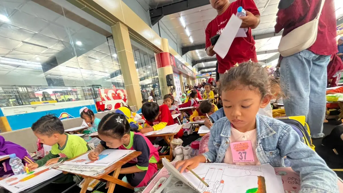 Salah satu peserta Festival Coding Anak jenjang TK tengah menyalurkan ide dan kreativitasnya. (REIVANDA BAGAS RAMADHANI/ RADAR TUBAN)