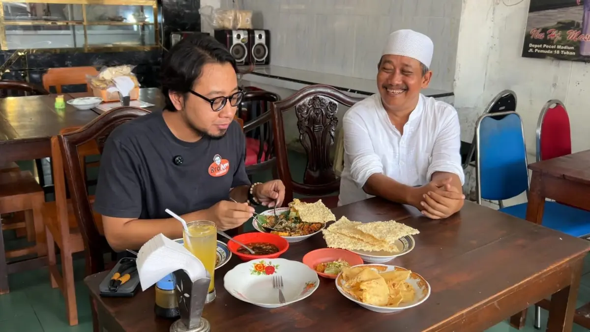 Amin saat bersama narasumber pemilik warung legendaris di Kabupaten Tuban. (RADAR TUBAN)