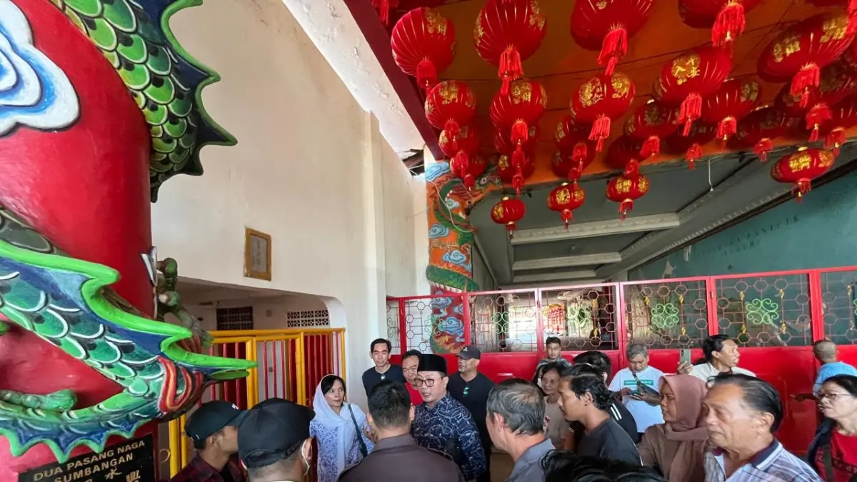 Umat TITD Kwan Sing Bio buka paksa gerbang selatan klenteng menjelang Kirab Kimsin. (SHAFA DINA HAYUNING MENTARI/RADAR TUBAN)