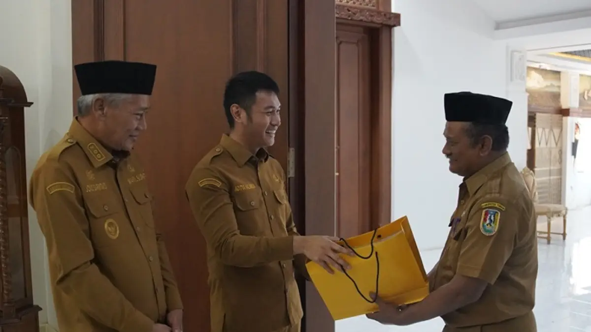 Bupati Tuban Aditya Halindra Faridzky memberikan bingkisan kepada Kepala Dinsos P3A PMD Tuban Sugeng Purnomo yang akan berangkat haji tahun ini. (RADAR TUBAN)