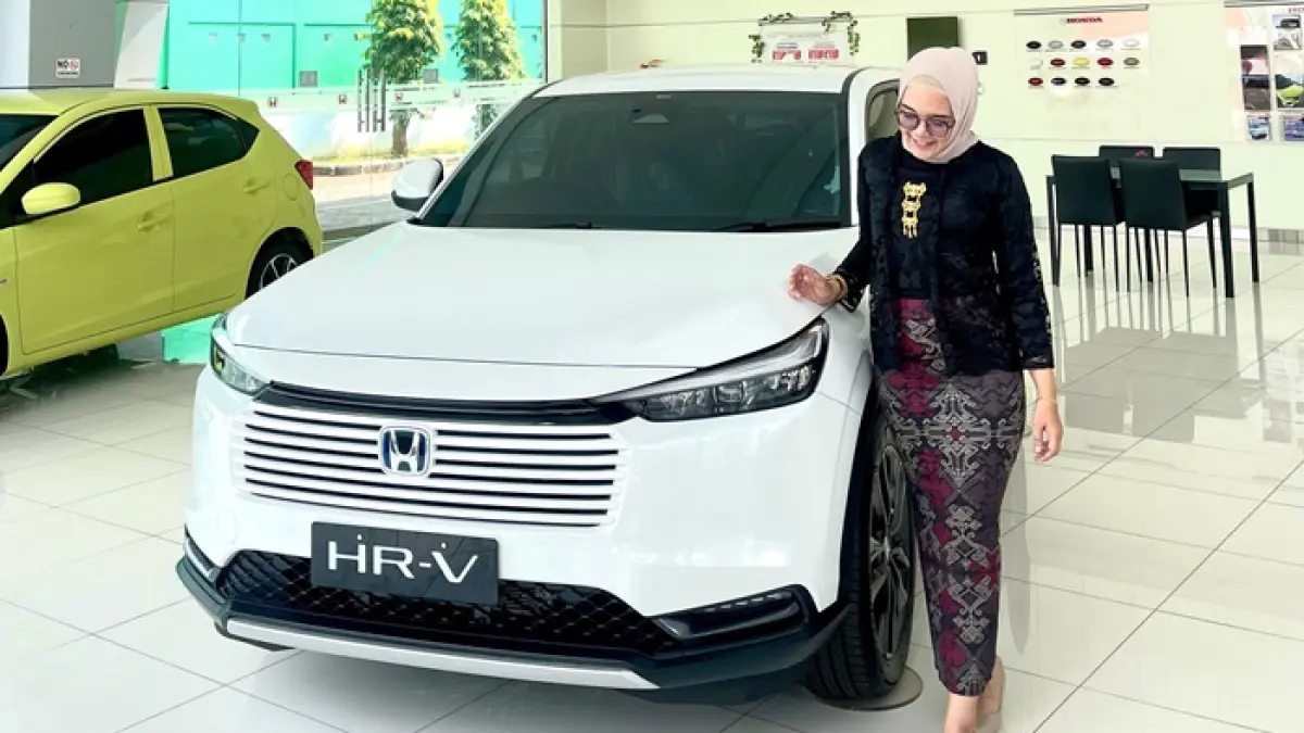 Sales Counter Honda Mitra Tuban pose bersama salah satu mobil jenis hybrid. (DOKUMEN RADAR TUBAN)