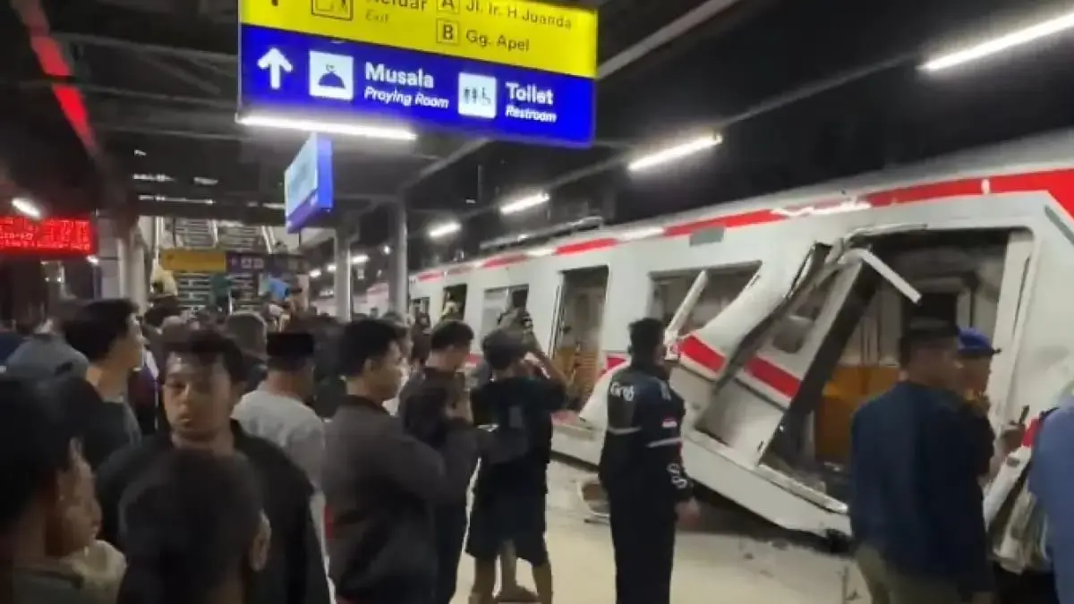 KA Argo Bromo Anggrek menabrak rangkaian KRL di Stasiun Bekasi Timur. (YouTube Trainspotter ID)
