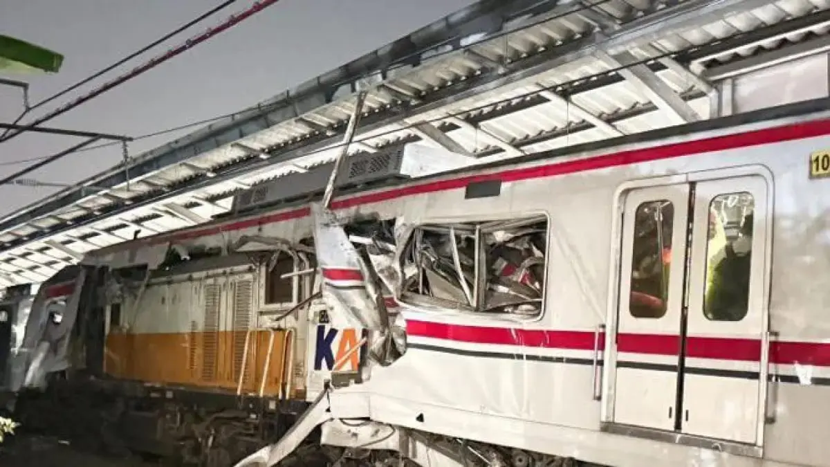 KA Argo Bromo Anggrek menabrak rangkaian KRL di Stasiun Bekasi Timur. (YouTube Trainspotter ID)