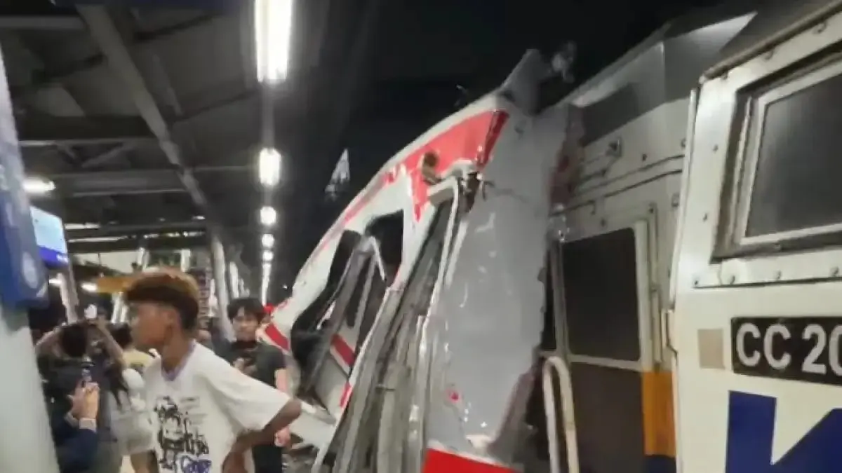 Kecelakaan kereta terjadi di Stasiun Bekasi Timur pada Senin malam (27/4). (Istimewa)