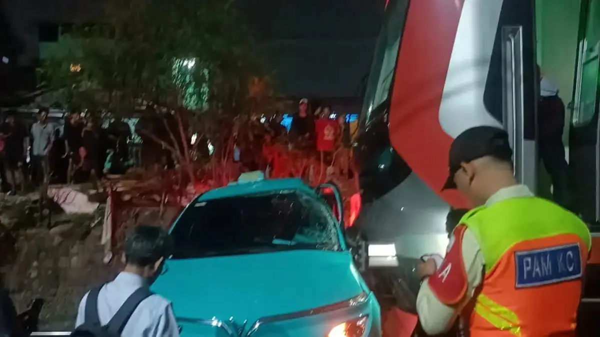 Kronologi kecelakaan KRL dan Argo Bromo di Bekasi Timur terungkap, diduga dipicu taksi Xanh SM di perlintasan sebidang.