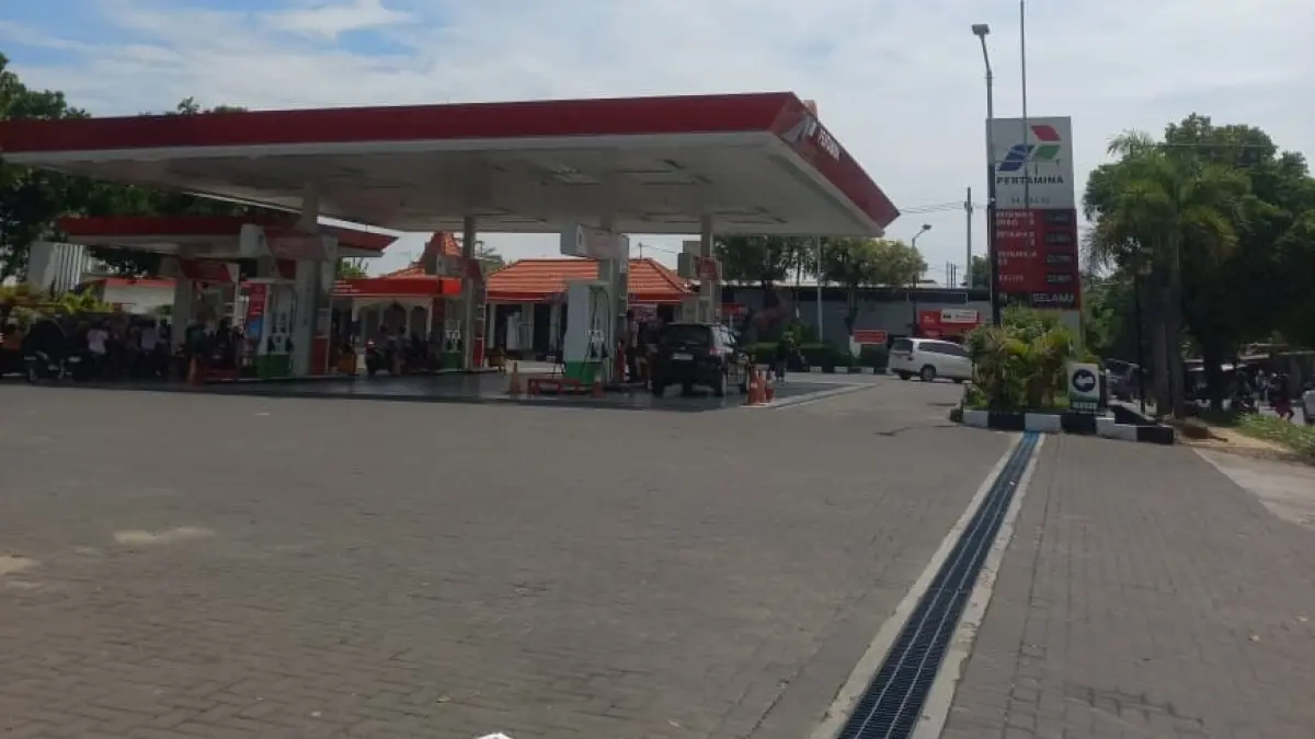 Pemandangan jalur pengisi solar subsidi di SPBU Sleko yang mulai lengang lantaran stok sudah habis, kemarin (27/4). (AHMAD ATHO’ILLAH/RADAR TUBAN)