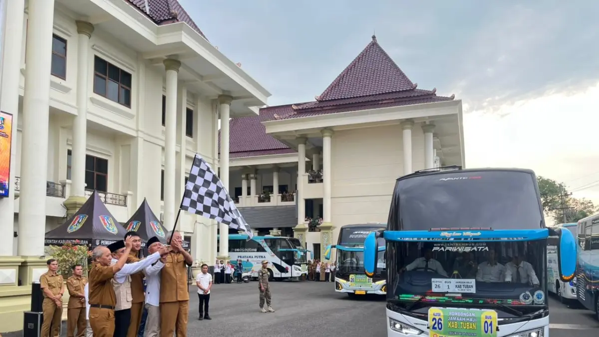 Proses pemberangkatan CJH kloter 26 dari halaman kantor Pemkab Tuban, Jalan RA Kartini, kemarin (27/4). (REIVANDA BAGAS RAMADANI/RADAR TUBAN)